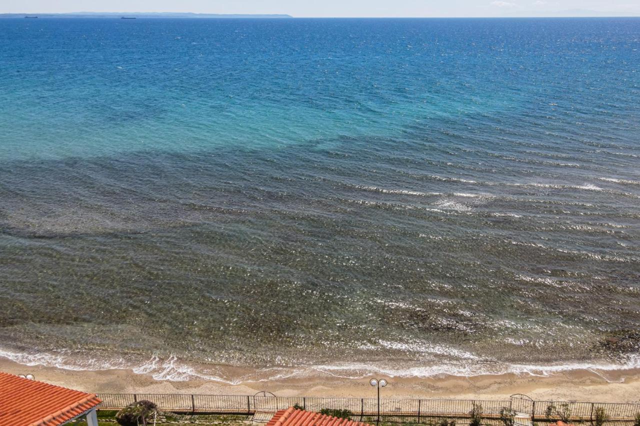 Apartment Next To The Sea Paralia Dionysiou Esterno foto